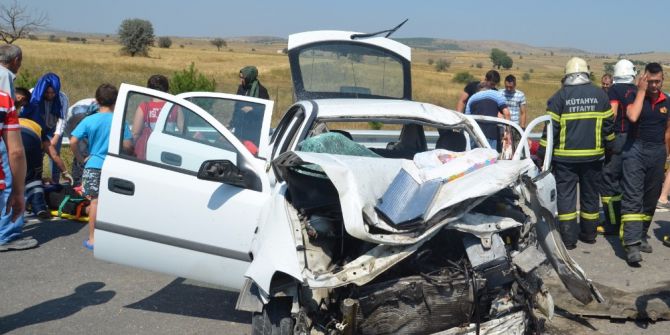 Kamyondaki tomruklar otomobilin üzerine devrildi: 8 yaralı
