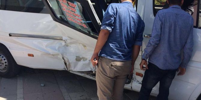 Otomobil minibüse çarptı: 11 yaralı