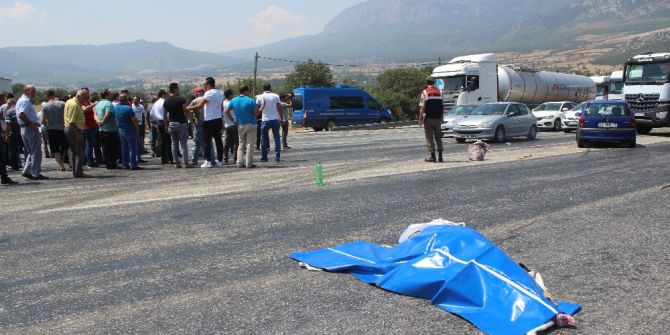 Yaşlı kadın trafik kazasında öldü, vatandaşlar yolu trafiğe kapadı