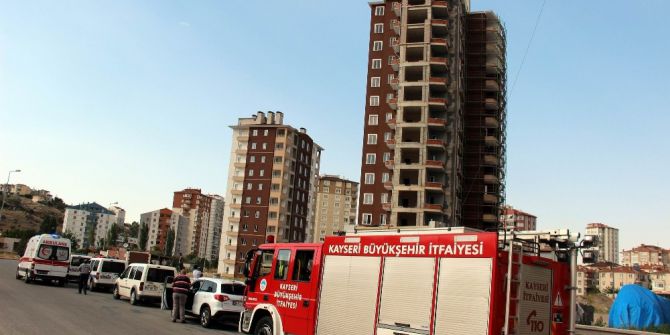 Parasını alamayan işçiler çatıya çıktı