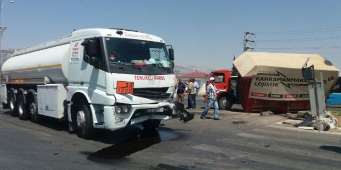 Tankerle kamyonet çarpıştı: 2 yaralı