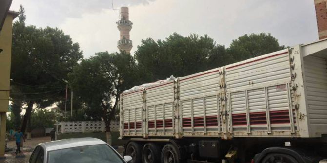 Fırtına çatıları uçurdu