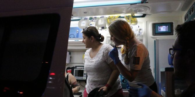 Tarihi binadan kopan parçalar restorandakilerin üzerine düştü: 4 yaralı