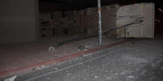 Virajı alamayan tır’ın kasasındaki kamyon yola düştü