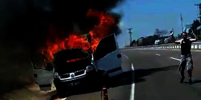 Alev alev yanan aracını böyle izledi