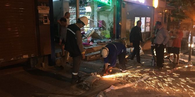 Freni boşalan servis minibüsü evcil hayvan dükkanına dükkana girdi