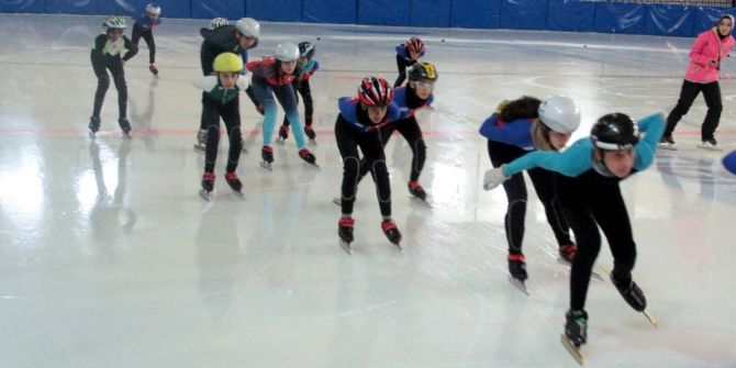 Yaz sıcaklarında buz pateni ile eğlenceli serinlik