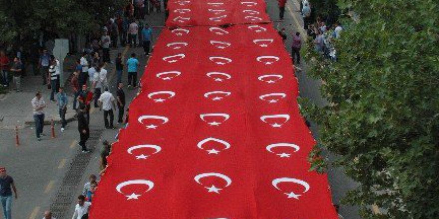 Külliye’den Ak Parti Binasına Dev Türk Bayrağı Açıldı