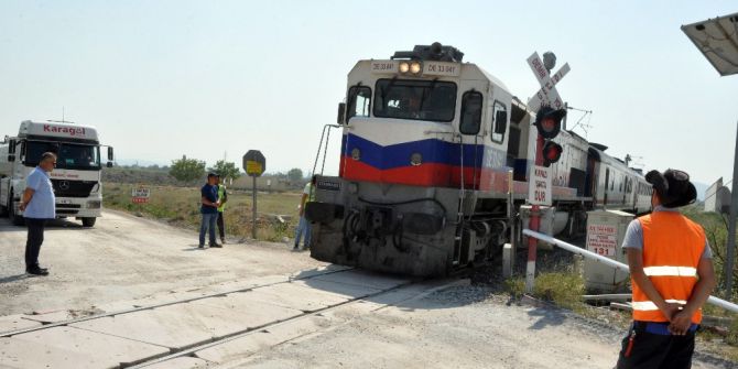 Kamyonun çarptığı elektrik direği tren raylarına devrildi