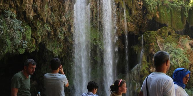 Doğa harikası şelale ziyaretçi akınına uğruyor
