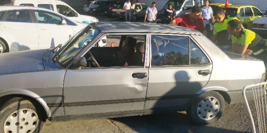 Otobüs İle Otomobilin Arasına Sıkışan Sürücü Yaralandı