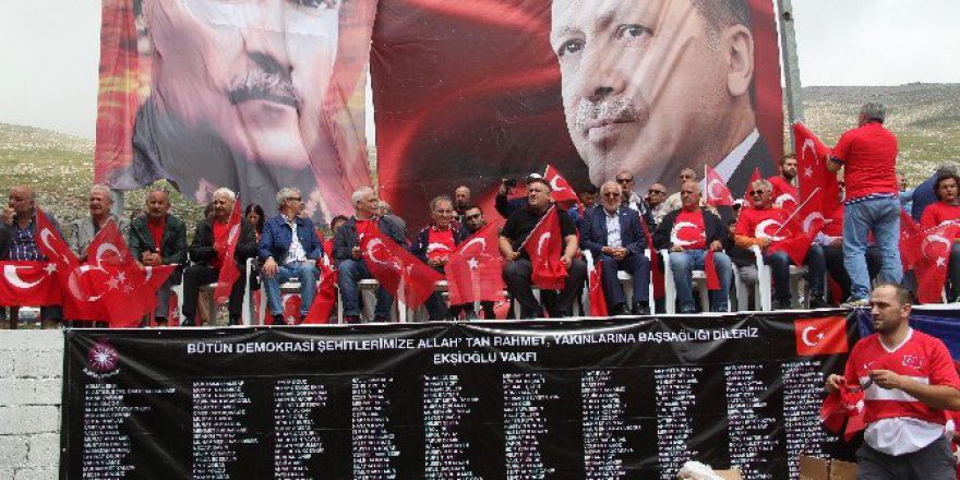 Demokrasi Şöleni’nde 20 Bin Tük Bayrağı Dağıtıldı