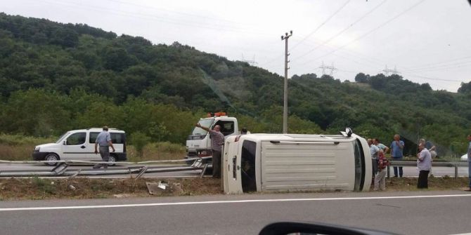 Bariyerlere çarpan araç devrildi