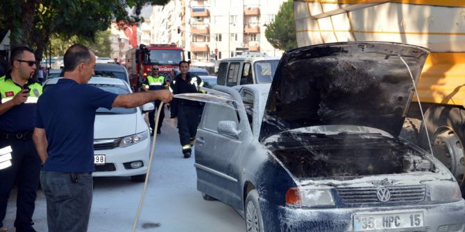 Manisa’da seyir halindeki araç yandı