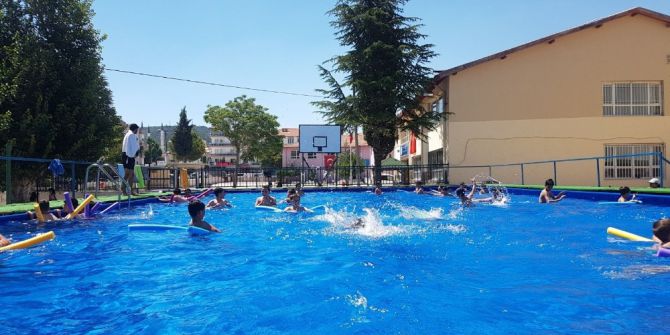 Yüzme kurslarına yoğun ilgi