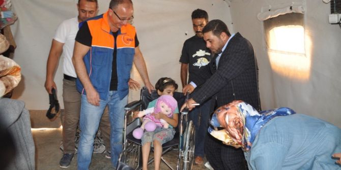 Engelli  mültecilere tekerlekli sandalye dağıtıldı