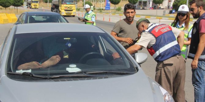 Ayakları camda uygulama noktasına girince cezayı yedi