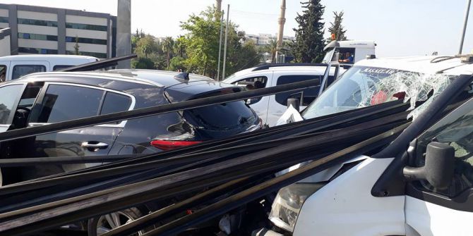 Antalya’da inanılmaz kaza: Demirler arabalara ok gibi saplandı