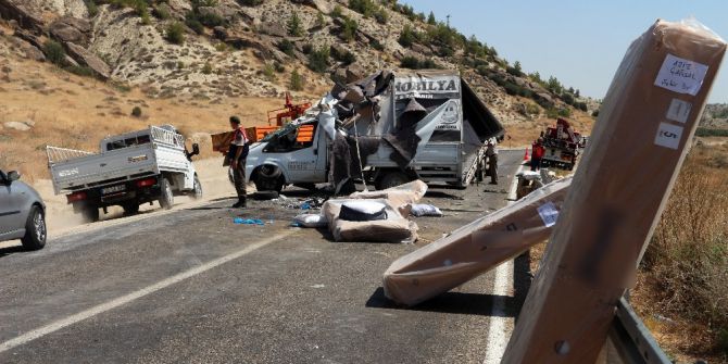 Mobilya taşıyan kamyonet takla attı: 3 yaralı