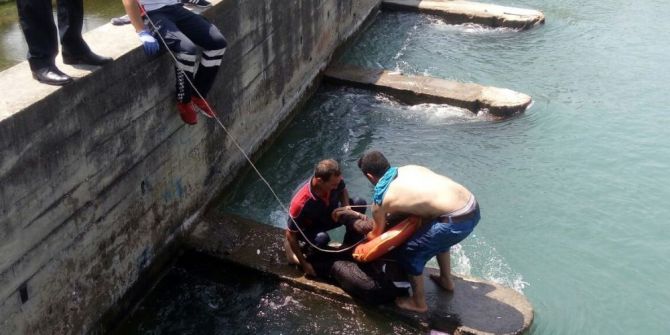 Kanala atlayıp ölmek isteyen kadın: "Çocuğum duyarsa ölür"