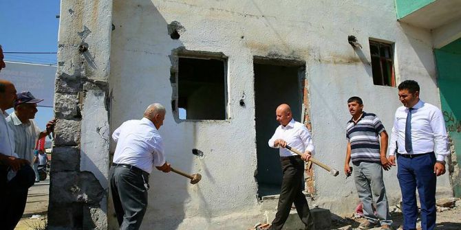 Yunus Emre Mahallesindeki yıkım töreni güle oynaya geçti