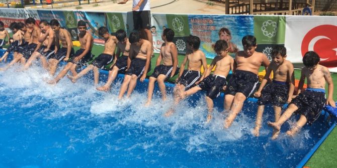 Suriyeli çocukların havuz keyfi