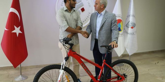 ETO Başkanı Güler, Bangladeşli mağdur öğrenciye bisiklet hediye etti