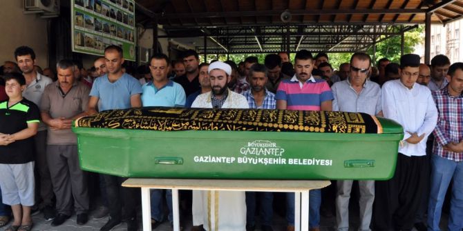 Oğlunu korumak isterken vurulan baba toprağa verildi