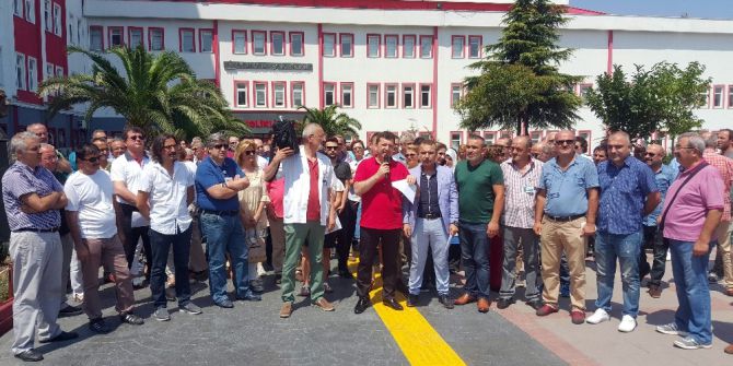 Sağlık çalışanları doktorun darp edildiği hastane önünde eylem yaptı
