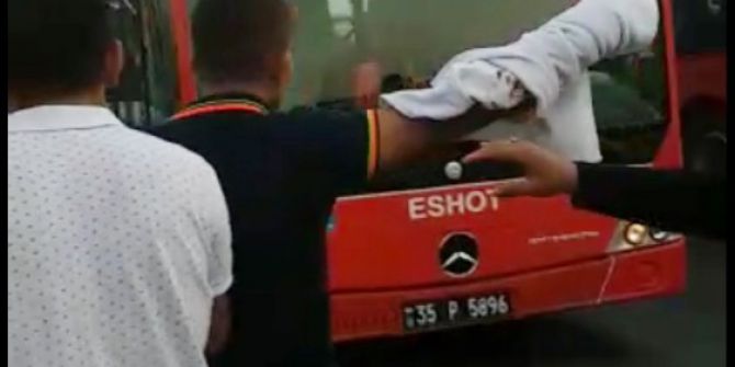 İzmir’de vatandaşlar geç gelen otobüse saldırdı