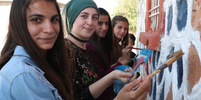 Köy okulunu vatandaşlar boyadı