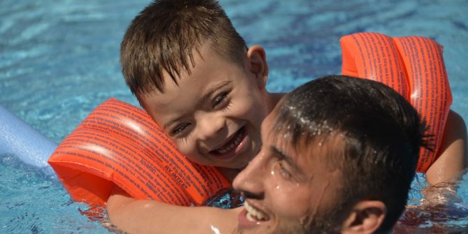 Engelli öğrenciler hem yüzmeyi öğreniyor hem de doyasıya eğleniyor