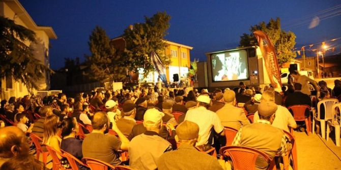 Han sakinleri sokakta sinema keyfi yaşadı