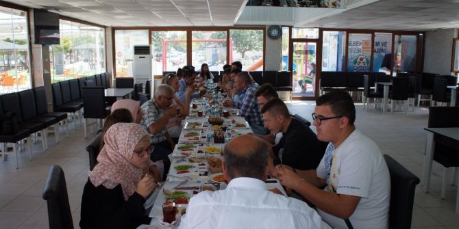 Bosnalı öğrenciler Lapseki’de kahvaltıda bir araya geldi