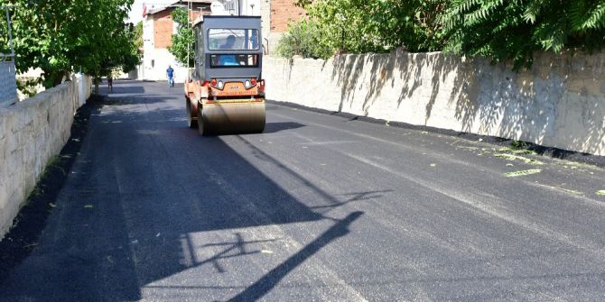 Battalgazi’de sıcak asfalt çalışmaları sürüyor