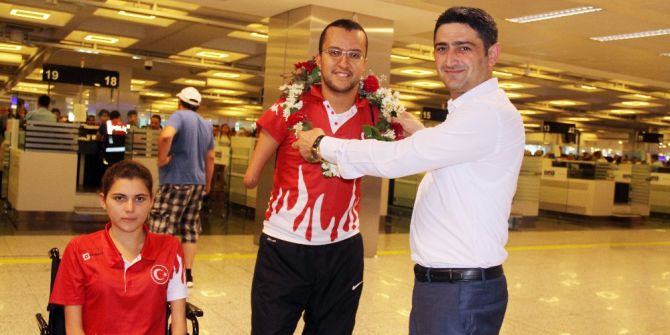 Şampiyonlar yurda döndü