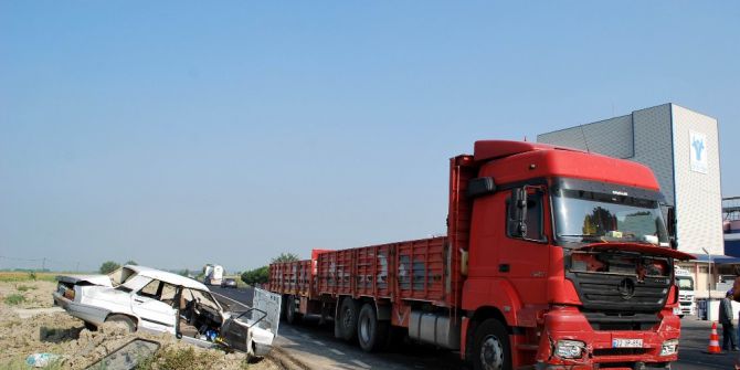 Tır ile otomobil çarpıştı: 2 yaralı