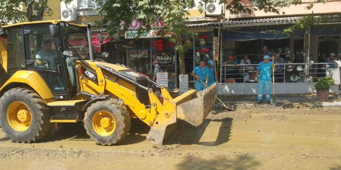 Çamura bulanan cadde ve sokakları Süleymanpaşa Belediyesi temizledi