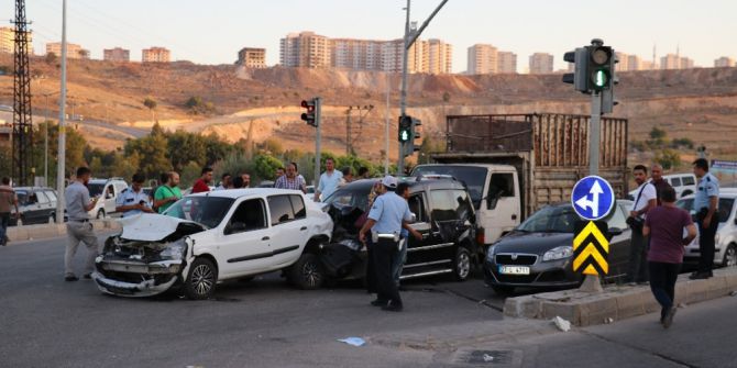 Freni boşalan kamyon, kırmızı ışıkta bekleyen araçlara çarptı: 5 yaralı