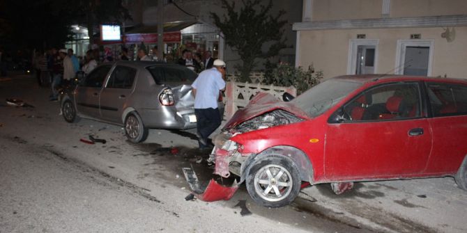 Otomobil cezaevi duvarına çarptı