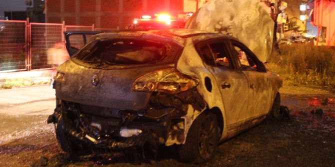 Park halindeki otomobil alev alev yandı