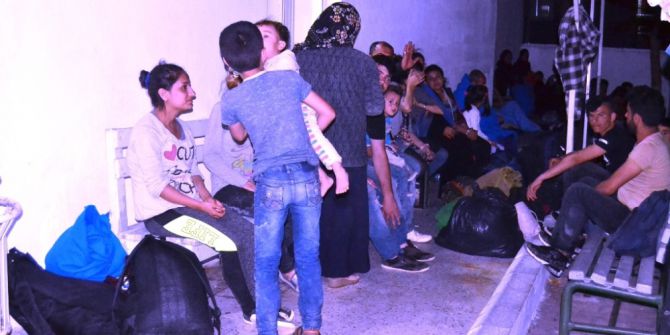 Ayvalık’ta Sahil Güvenlik, Jandarma ve KOM ekiplerinden ortak operasyonla 6 insan taciri ve 39 göçmen yakalandı