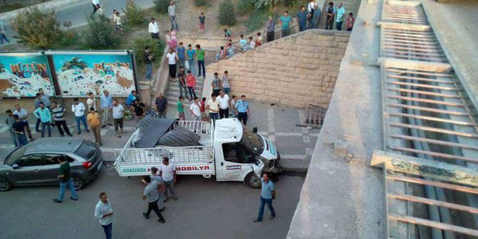 Birecik’te kamyonet köprüden düştü: 3 yaralı