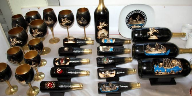 Atık şişeleri sanata dönüştürüyor