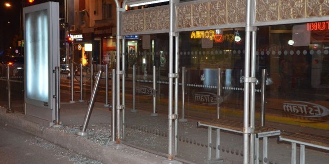 Tramvay durağına çarpıp kaçtı