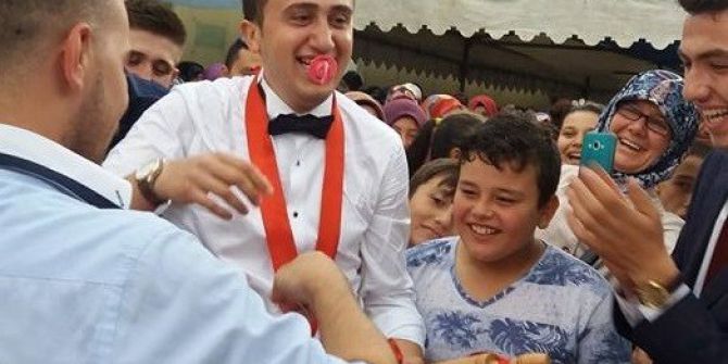 Düğünde damada emzik, ayva ve merdane hediye ettiler