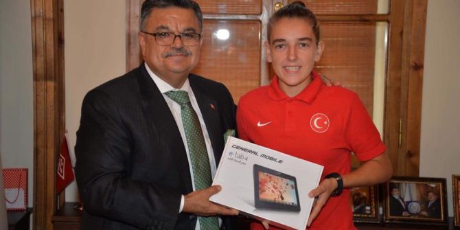 Başkan Yağcı, İşitme Engelliler Bayan Milli Futbol Takım oyuncusu Aktaş’la bir araya geldi