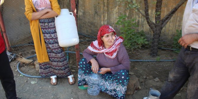 410 kişi bir hortumdan akan suya muhtaç