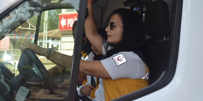 Kadın paramedik hem ambulans kullanıyor hem müdahale ediyor