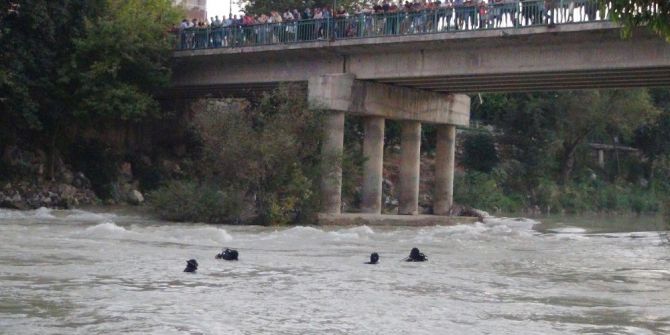 Köprüden ırmağa atlayan genç kayboldu